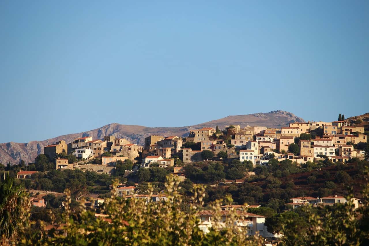 houses-on-hilly-area